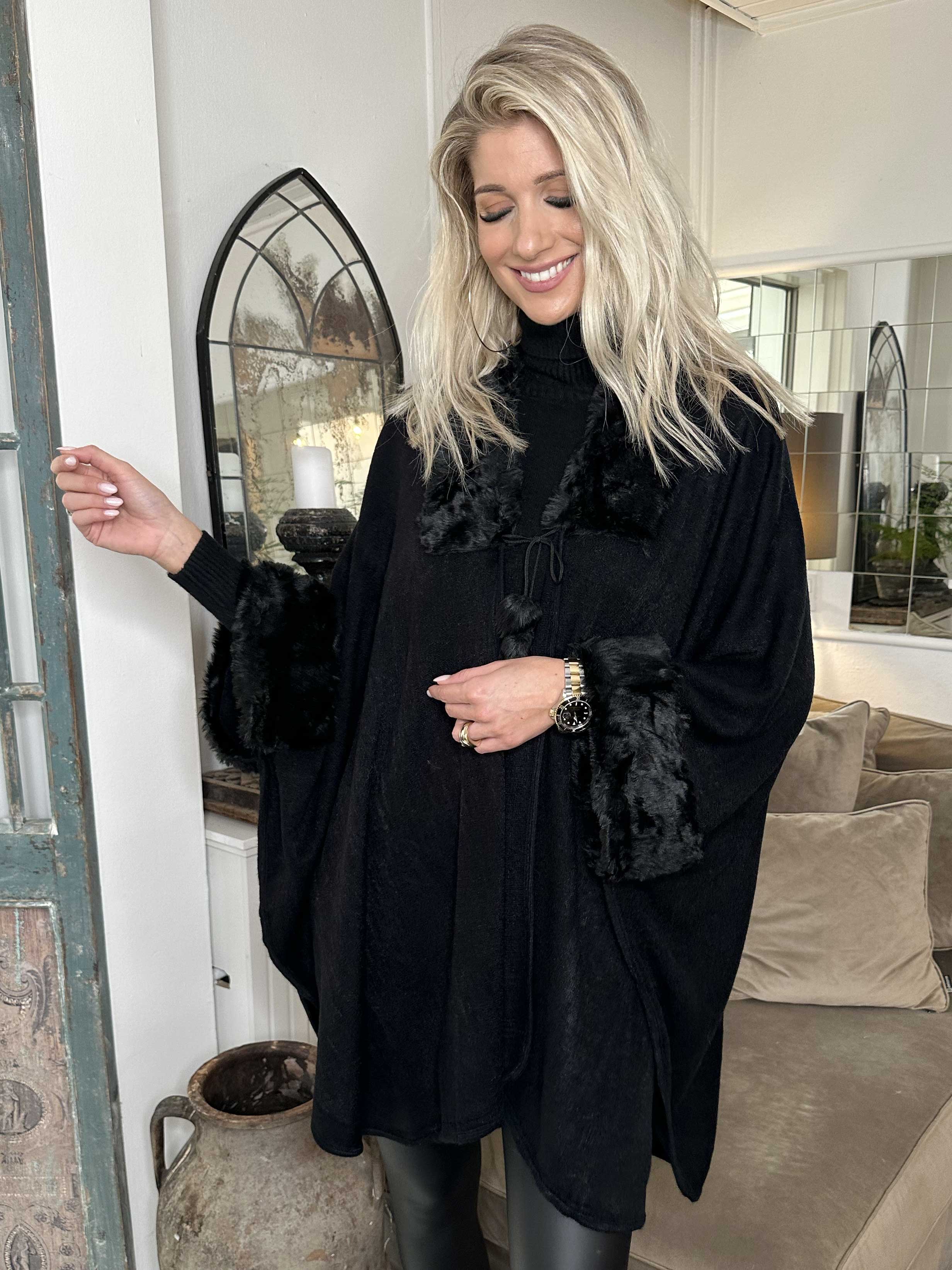 Manon - Strikponcho med faux fur pelskant